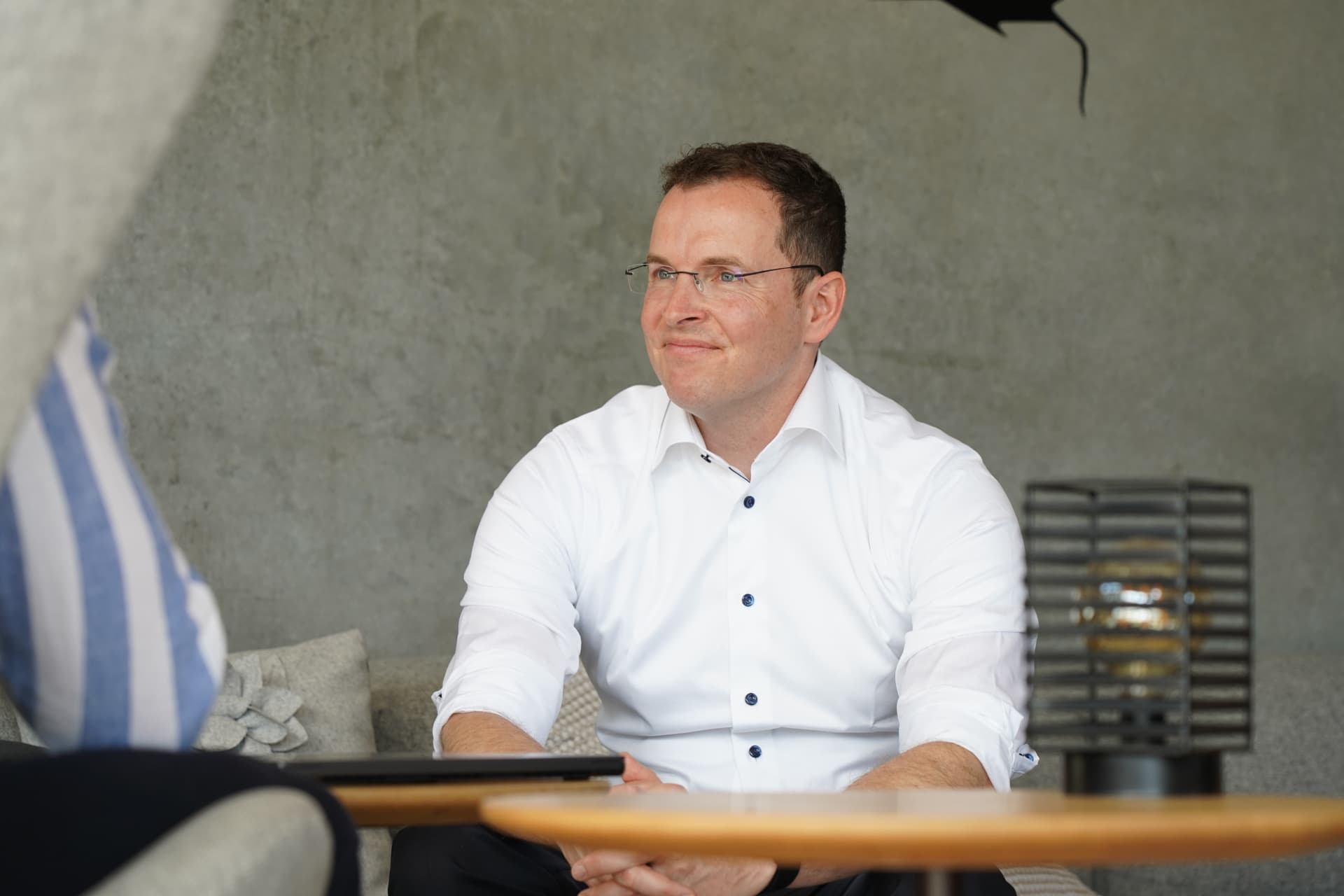 Berater von T4D Consulting im Gespräch auf dem Sofa, aufmerksam zuhörend